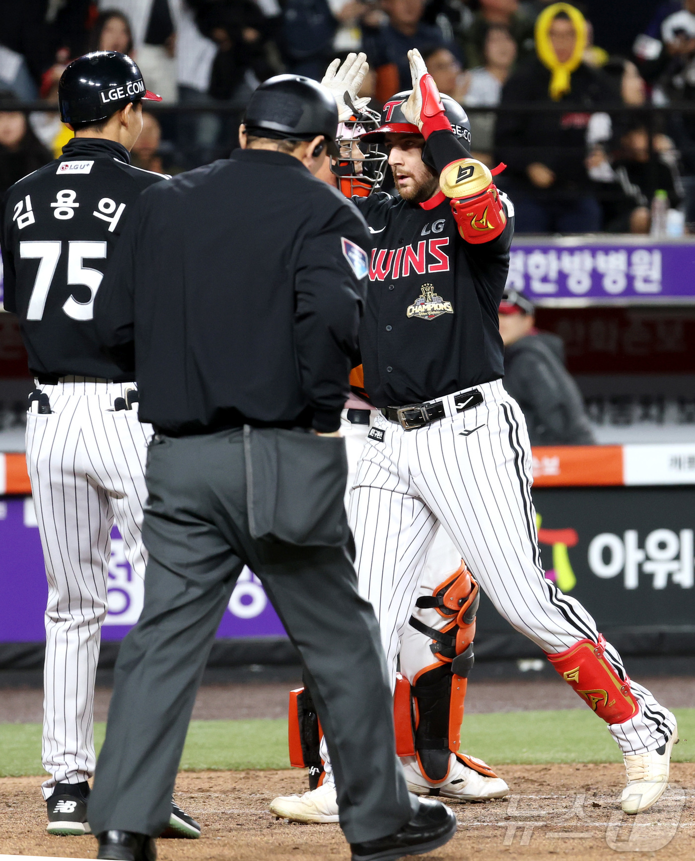 (대전=뉴스1) 김기남 기자 = 8일 대전 한화생명볼파크에서 열린 2026 신한 SOL KBO리그 LG 트윈스와 한화 이글스의 경기, 5회초 무사 1루상황 LG 오스틴이 동점 2점 …