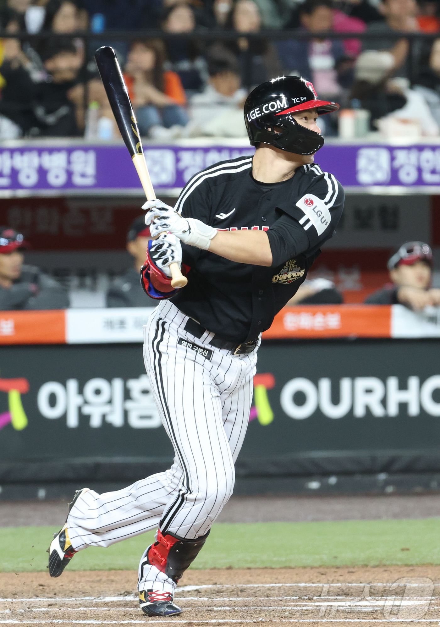 (대전=뉴스1) 김기남 기자 = 8일 대전 한화생명볼파크에서 열린 2026 신한 SOL KBO리그 LG 트윈스와 한화 이글스의 경기에서 5회초 LG 홍창기가 타격하고 있다. 202 …