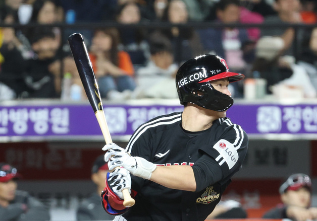타격하는 홍창기