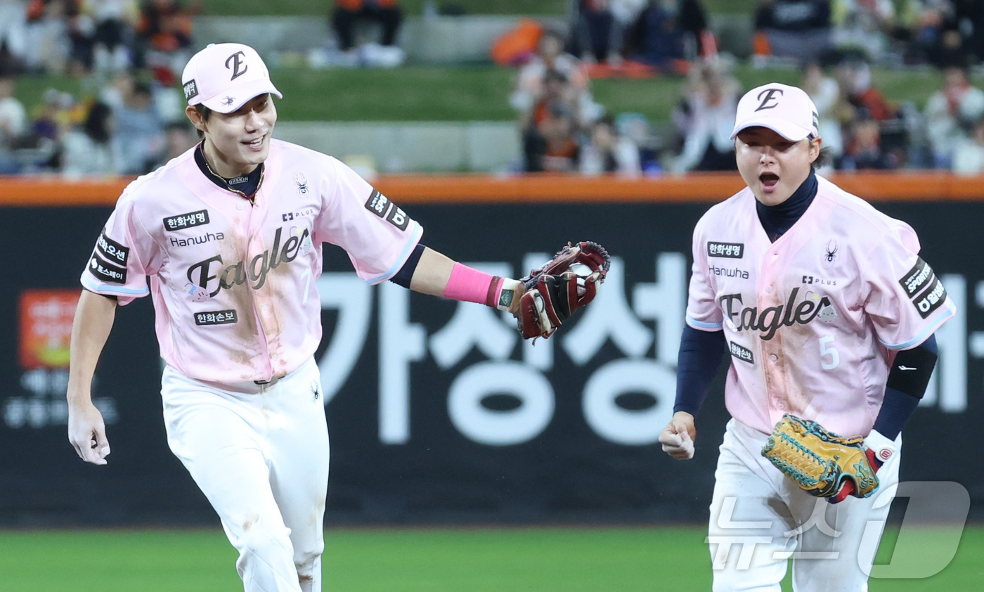 (대전=뉴스1) 김기남 기자 = 8일 대전 한화생명볼파크에서 열린 2026 신한 SOL KBO리그 LG 트윈스와 한화 이글스의 경기, 6회초 LG 홍창기의 안타성 타구를 잡아낸 한 …