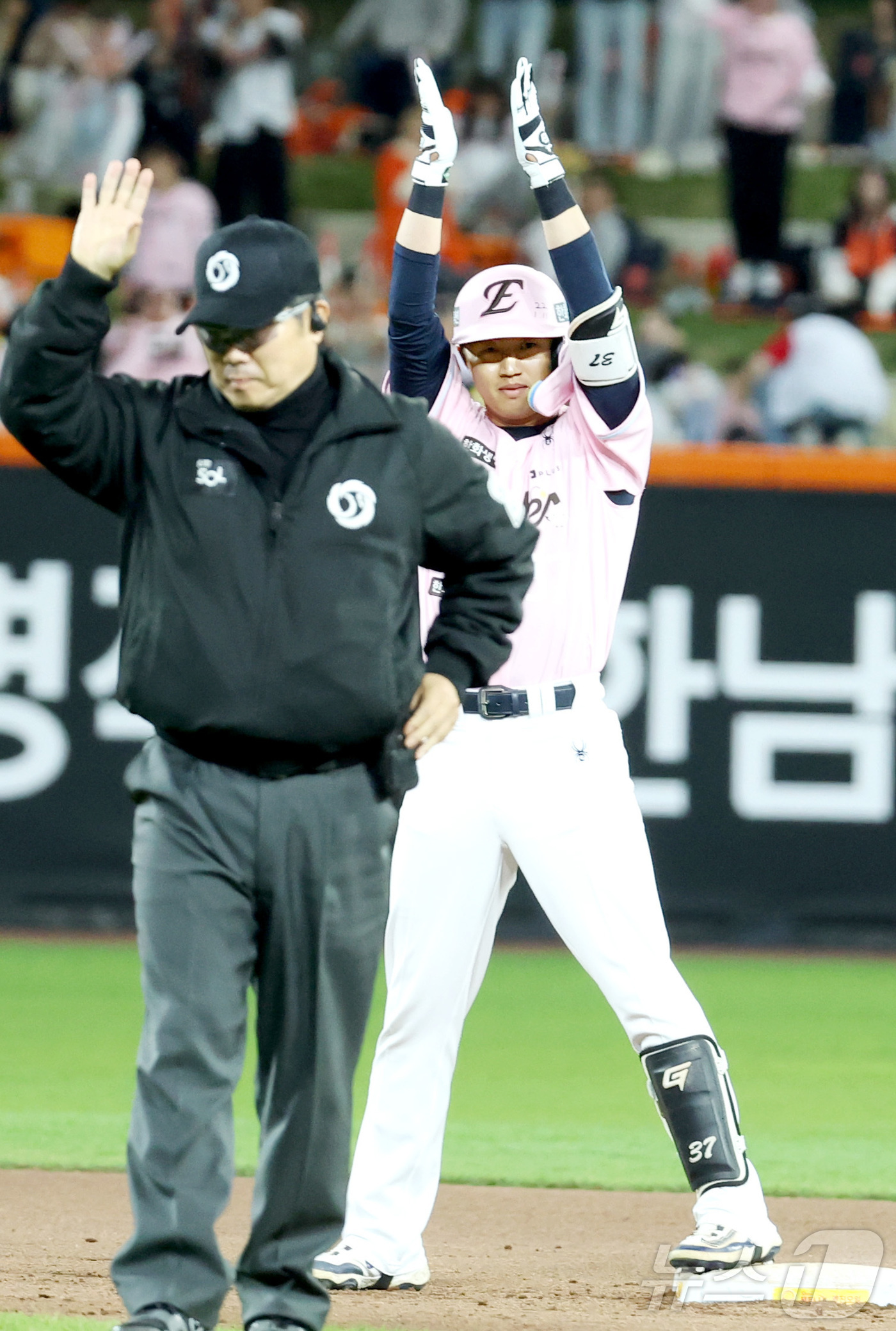 (대전=뉴스1) 김기남 기자 = 8일 대전 한화생명볼파크에서 열린 2026 신한 SOL KBO리그 LG 트윈스와 한화 이글스의 경기에서 5회초 LG 6회말 한화 이원석이 역전 1타 …