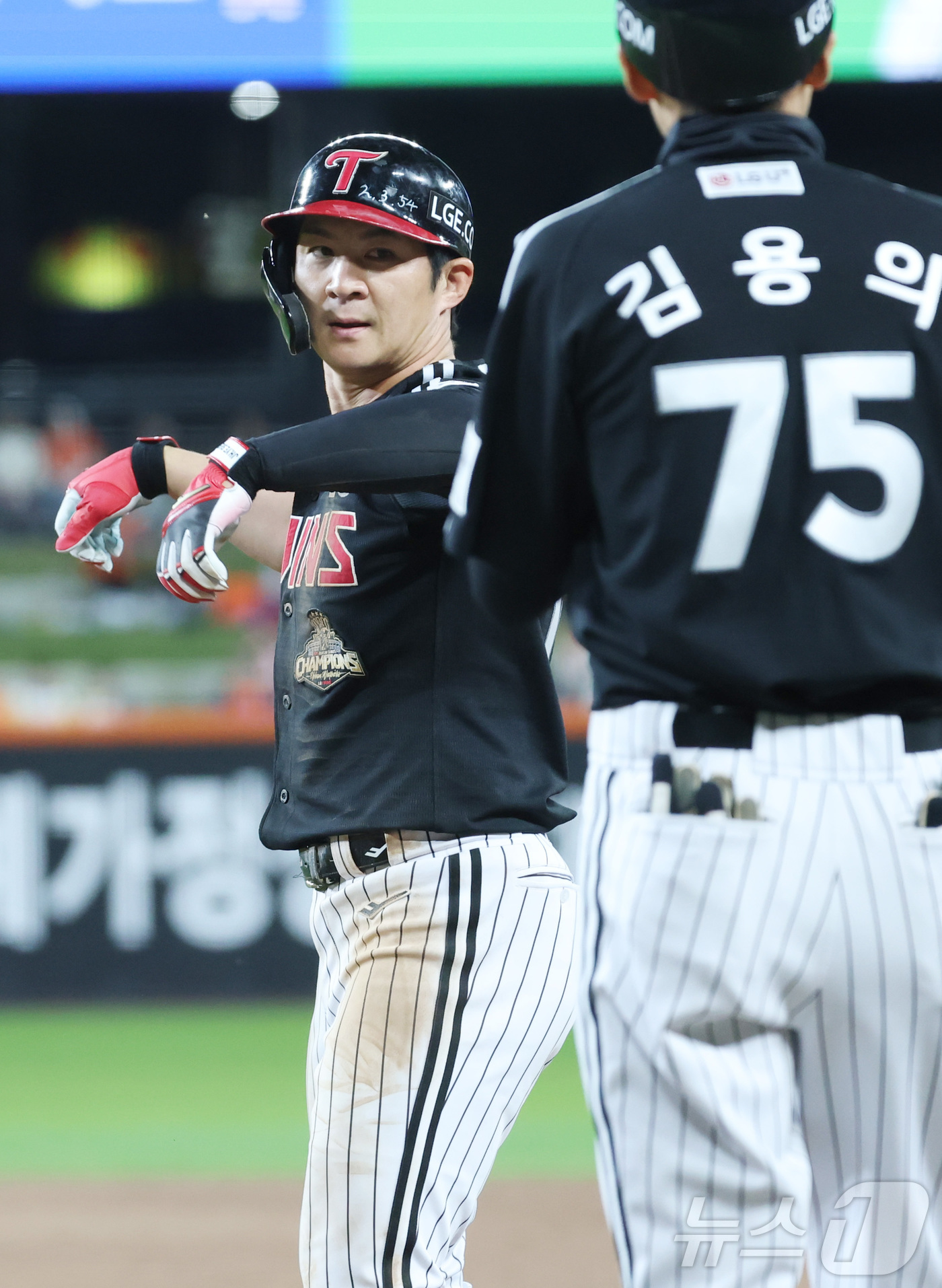 (대전=뉴스1) 김기남 기자 = 8일 대전 한화생명볼파크에서 열린 2026 신한 SOL KBO리그 LG 트윈스와 한화 이글스의 경기, 7회초 1사 2,3루 상황 LG 오지환이 역전 …