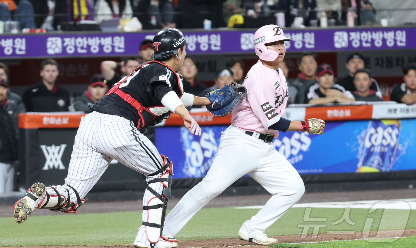(대전=뉴스1) 김기남 기자 = 8일 대전 한화생명볼파크에서 열린 2026 신한 SOL KBO리그 LG 트윈스와 한화 이글스의 경기, 7회말 1사 1,3루 상황에서 3루주자 한화 …