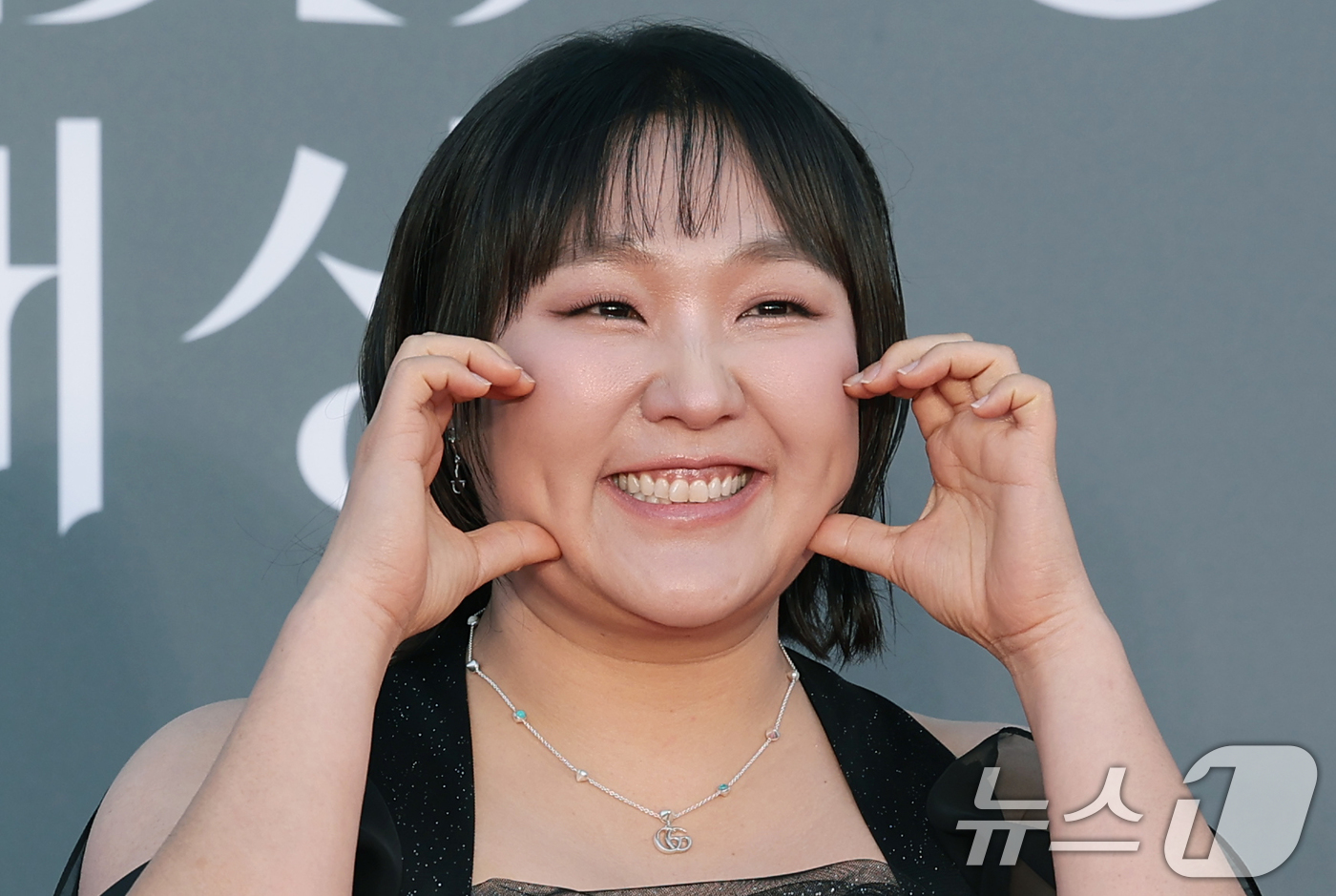 (서울=뉴스1) 권현진 기자 = 방송인 이수지가 8일 서울 강남구 코엑스에서 열린 ‘제62회 백상예술대상’ 레드카펫 행사에 참석해 포즈를 취하고 있다. 2026.5.8/뉴스1