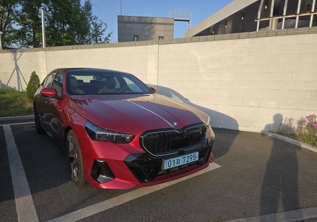 "역동적인데 편안하다"…중형 전기 세단의 '정수' BMW i5[시승기]