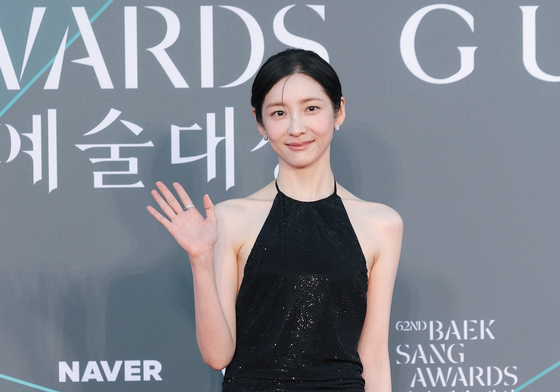 박지현, 우아한 손 인사