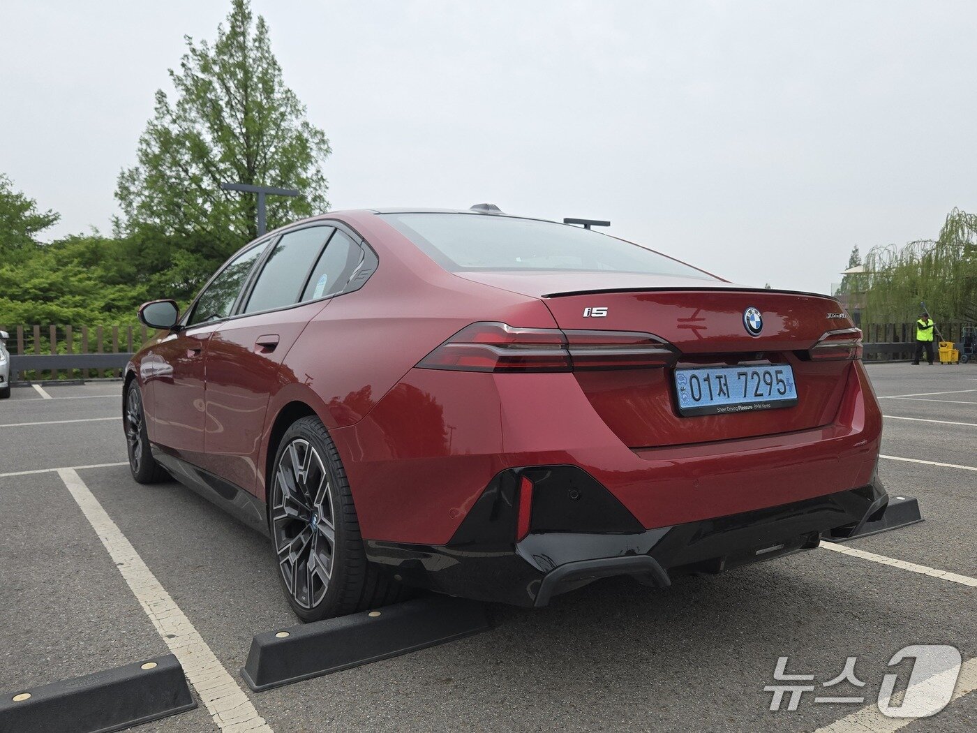 본문 이미지 - BMW 준대형 전기 세단 'i5'의 사륜구동 트림 'xDrive40'의 후·측면 모습. 2026.4.27/뉴스1 김성식 기자