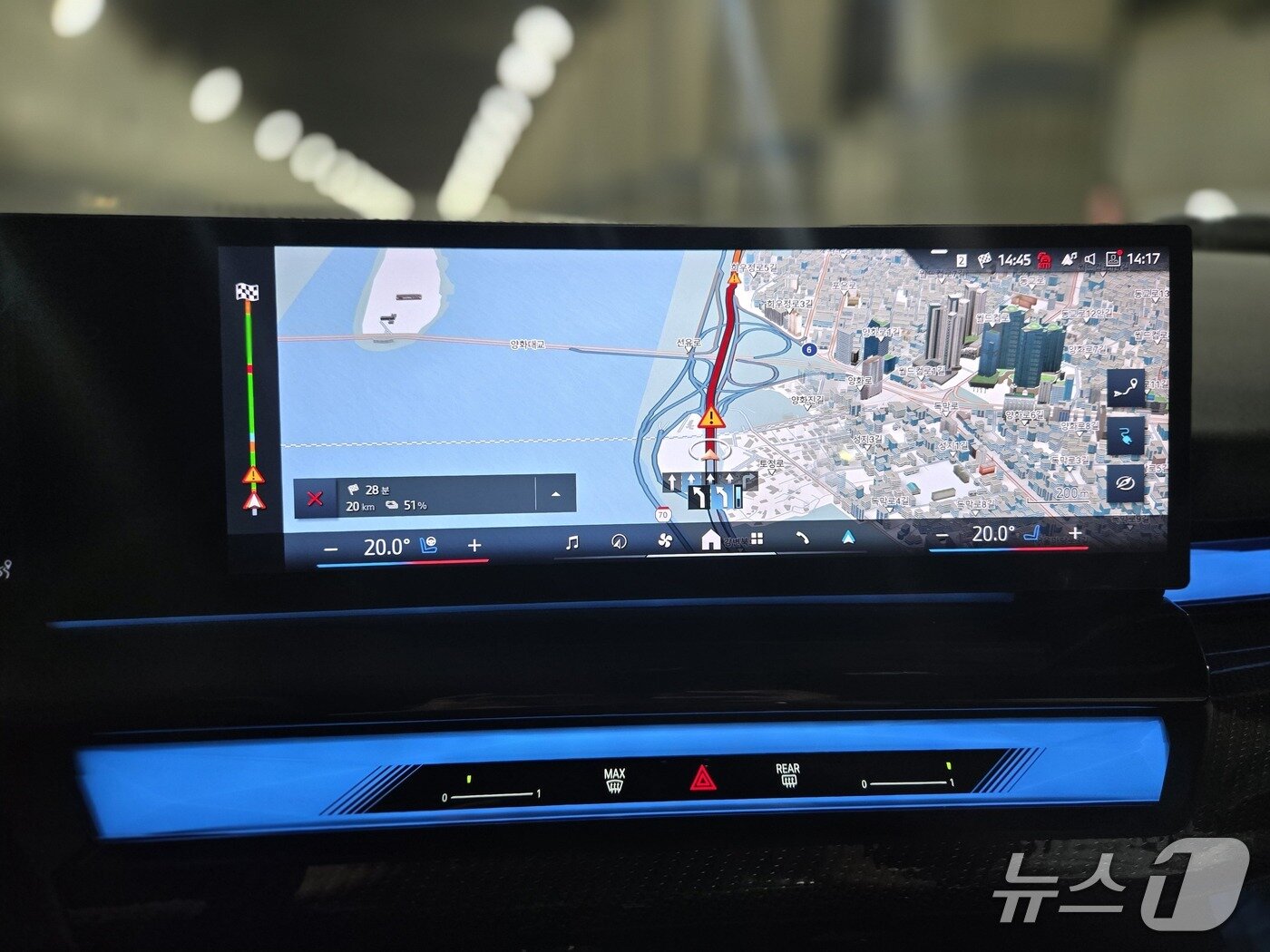 본문 이미지 - BMW 준대형 전기 세단 'i5'의 사륜구동 트림 'xDrive40'의 내장 내비게이션 모습. 2025.4.27/뉴스1 김성식 기자