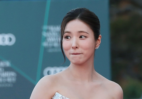 신세경, 수줍은 미소