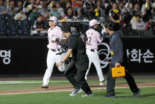경기중 그라운드에 진입한 중계팀, KBO 규정에 맞는지 따져봐야?