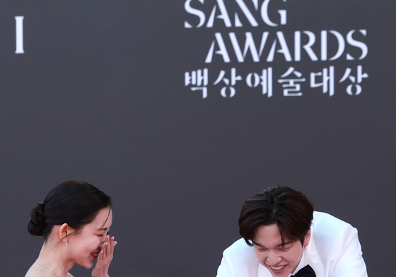 신현빈, 백사예술대상에서 귀여운 '꽈당'