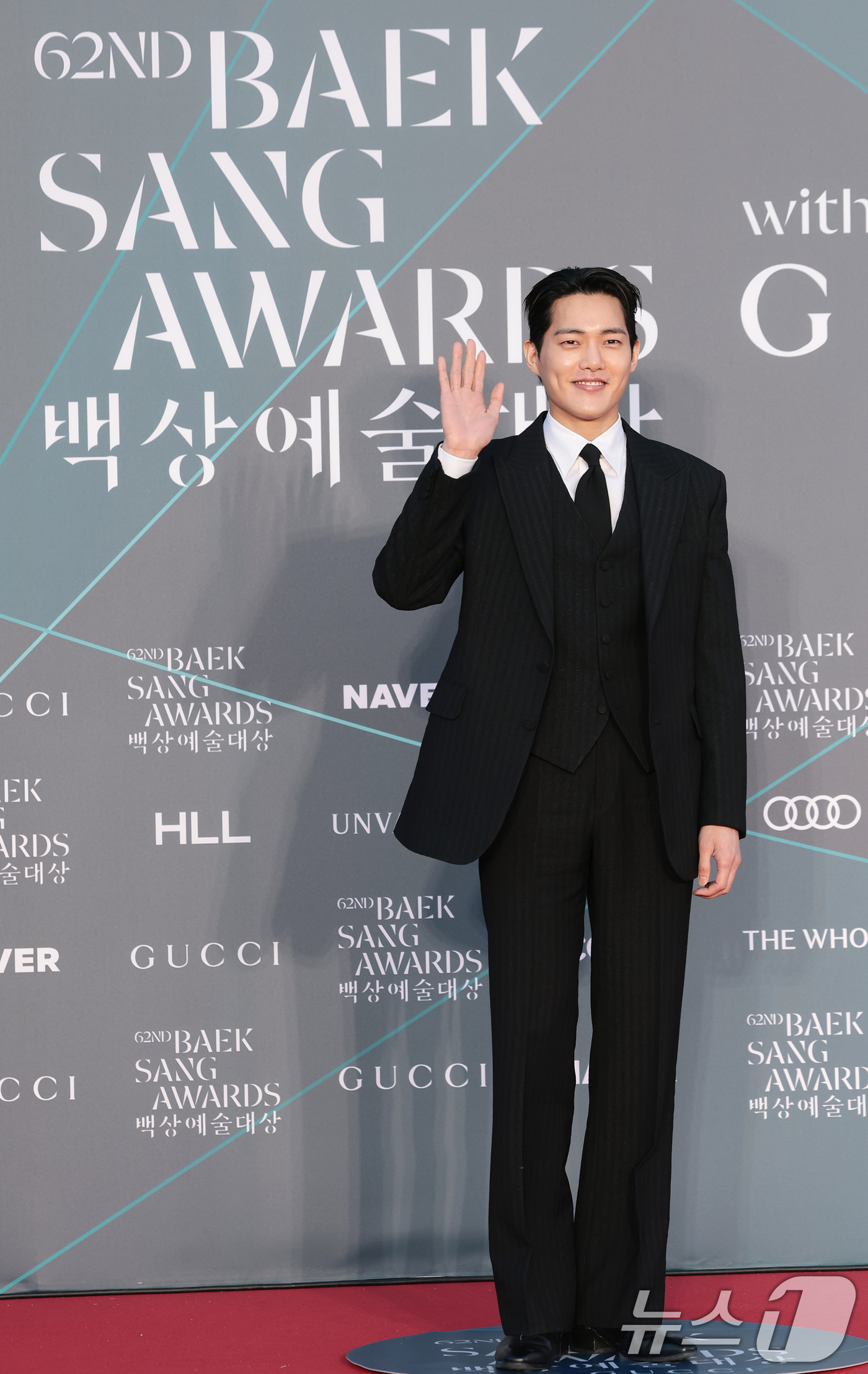 (서울=뉴스1) 권현진 기자 = 배우 김건우가 8일 서울 강남구 코엑스에서 열린 ‘제62회 백상예술대상’ 레드카펫 행사에 참석해 포즈를 취하고 있다. 2026.5.8/뉴스1