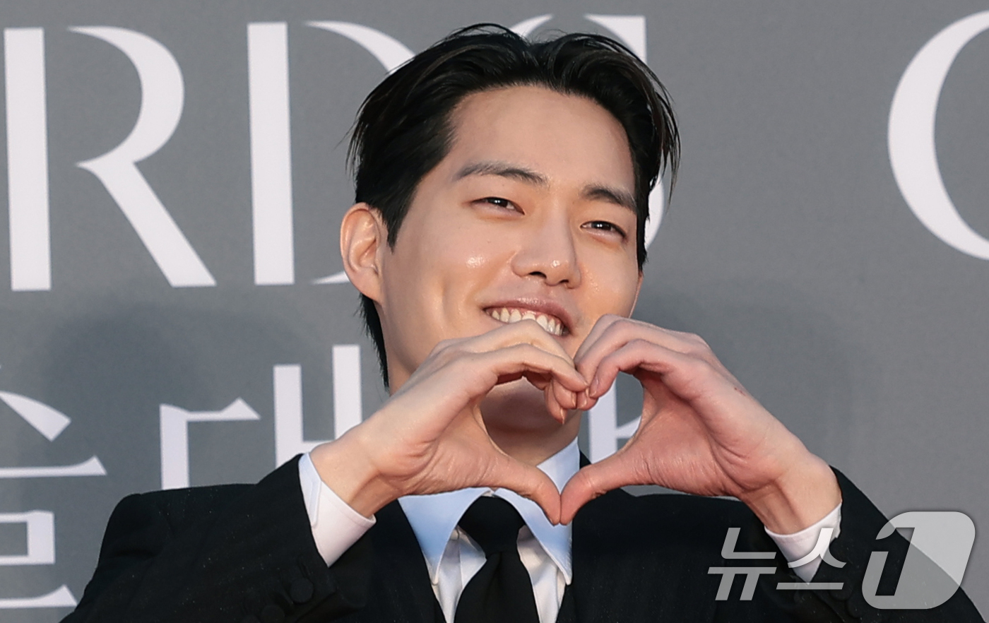 (서울=뉴스1) 권현진 기자 = 배우 김건우가 8일 서울 강남구 코엑스에서 열린 ‘제62회 백상예술대상’ 레드카펫 행사에 참석해 포즈를 취하고 있다. 2026.5.8/뉴스1