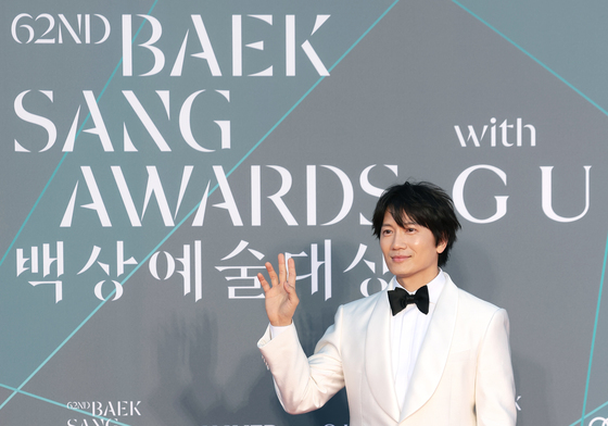 지성, 근사한 미소