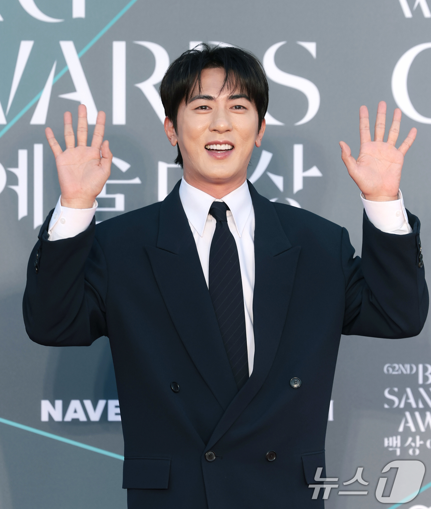 (서울=뉴스1) 권현진 기자 = 방송인 김원훈이 8일 서울 강남구 코엑스에서 열린 ‘제62회 백상예술대상’ 레드카펫 행사에 참석해 포즈를 취하고 있다. 2026.5.8/뉴스1