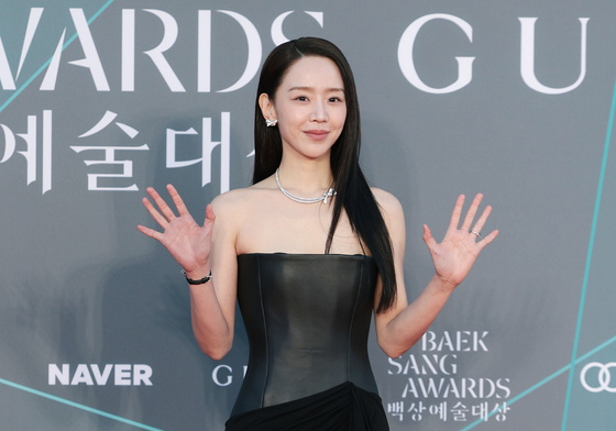 미소짓는 신혜선