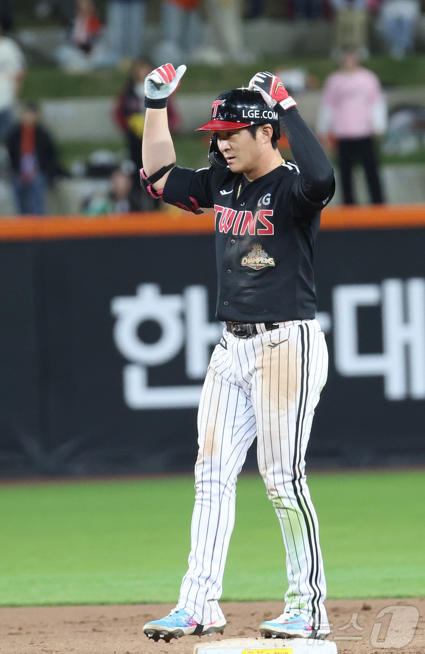 (대전=뉴스1) 김기남 기자 = 8일 대전 한화생명볼파크에서 열린 2026 신한 SOL KBO리그 LG 트윈스와 한화 이글스의 경기에서 연장 11회초 LG 오지환이 2루타를 친 뒤 …