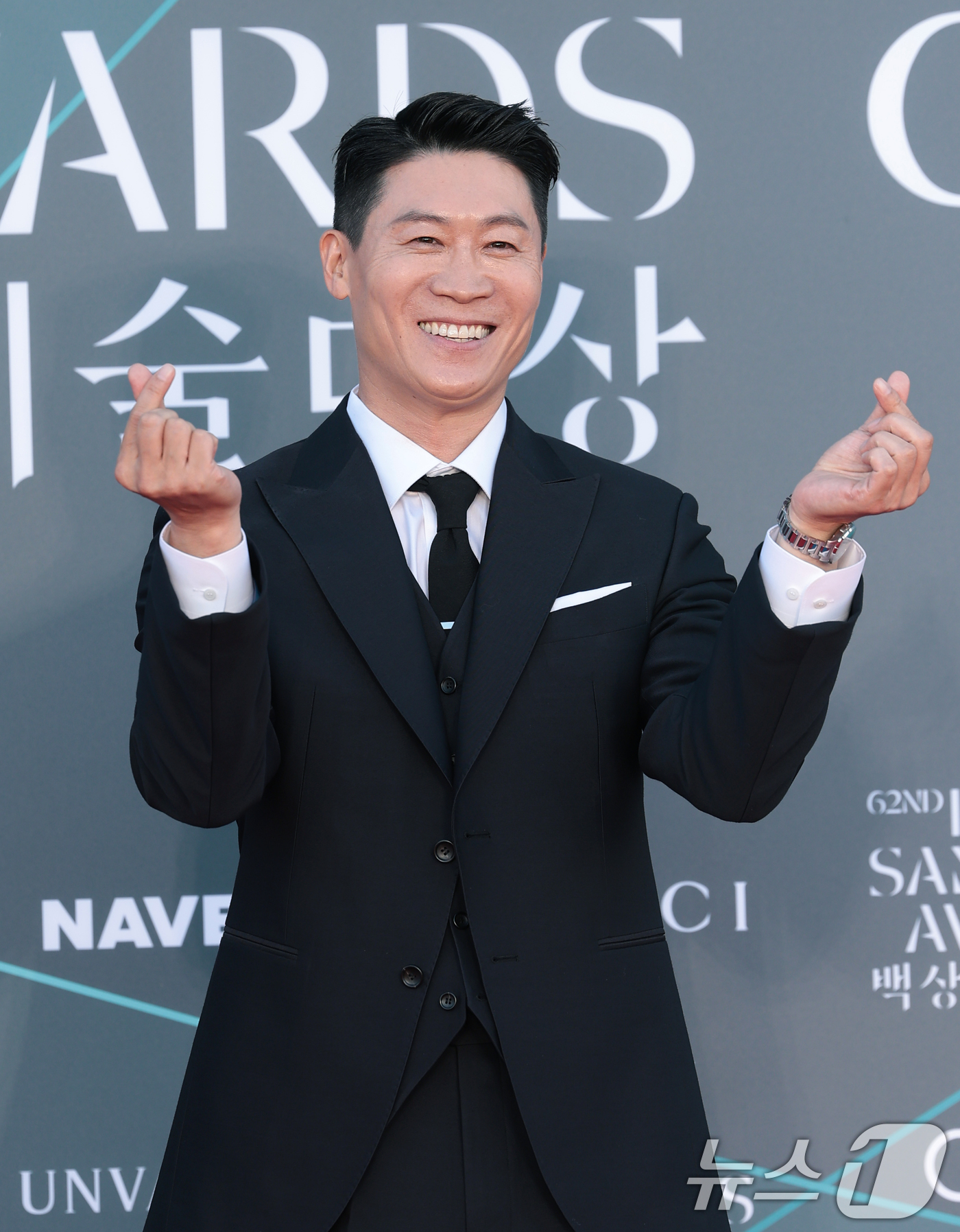 (서울=뉴스1) 권현진 기자 = 배우 진선규가 8일 서울 강남구 코엑스에서 열린 ‘제62회 백상예술대상’ 레드카펫 행사에 참석해 포즈를 취하고 있다. 2026.5.8/뉴스1