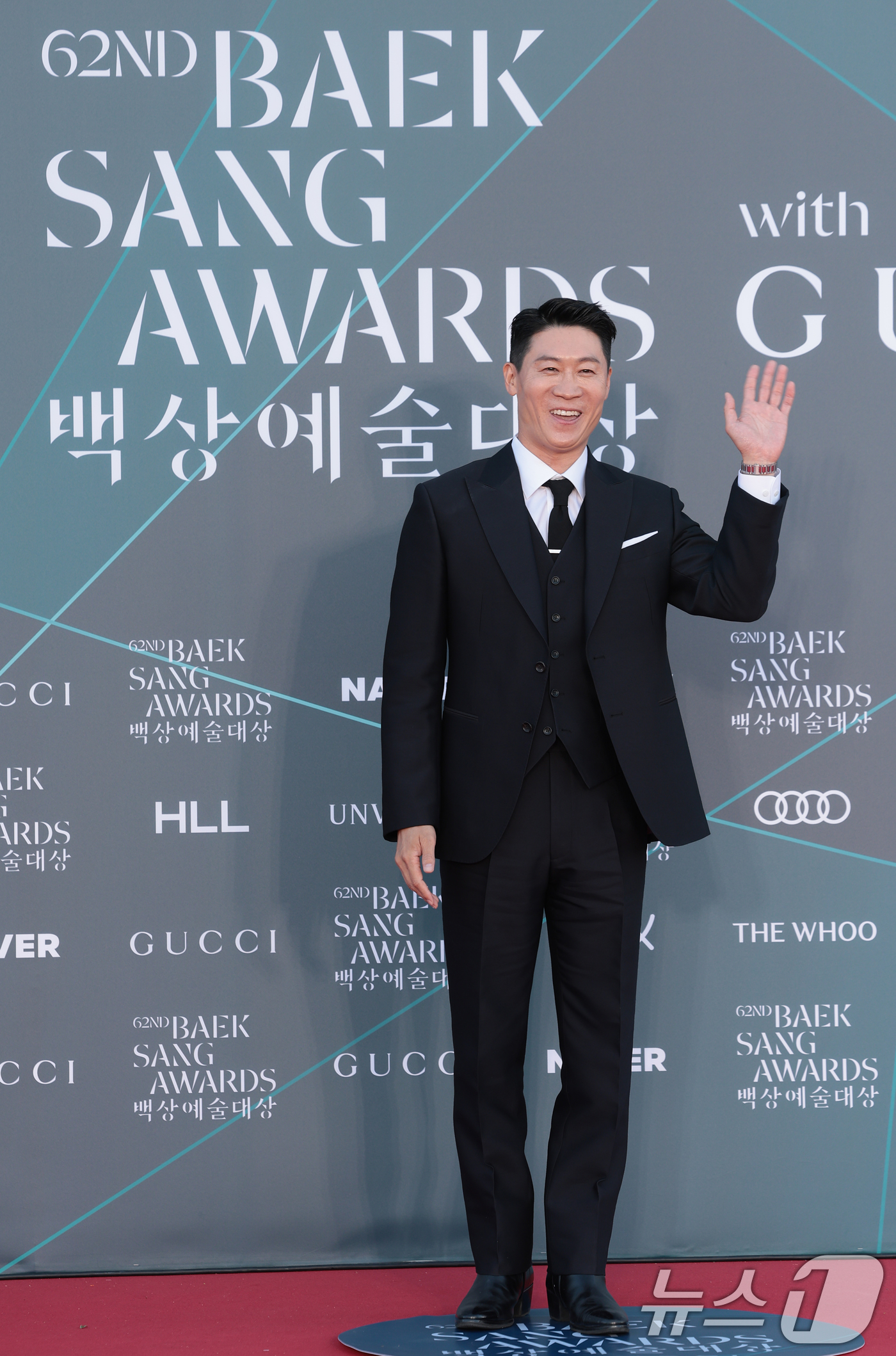 (서울=뉴스1) 권현진 기자 = 배우 진선규가 8일 서울 강남구 코엑스에서 열린 ‘제62회 백상예술대상’ 레드카펫 행사에 참석해 포즈를 취하고 있다. 2026.5.8/뉴스1
