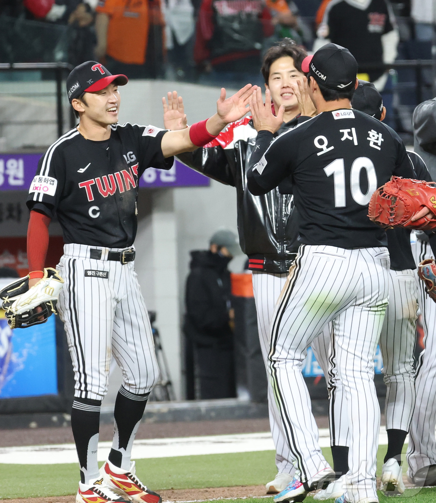 (대전=뉴스1) 김기남 기자 = 8일 대전 한화생명볼파크에서 열린 2026 신한 SOL KBO리그 LG 트윈스와 한화 이글스의 경기, 연장 11회초 박해민의 결승 안타로 9-8 승 …