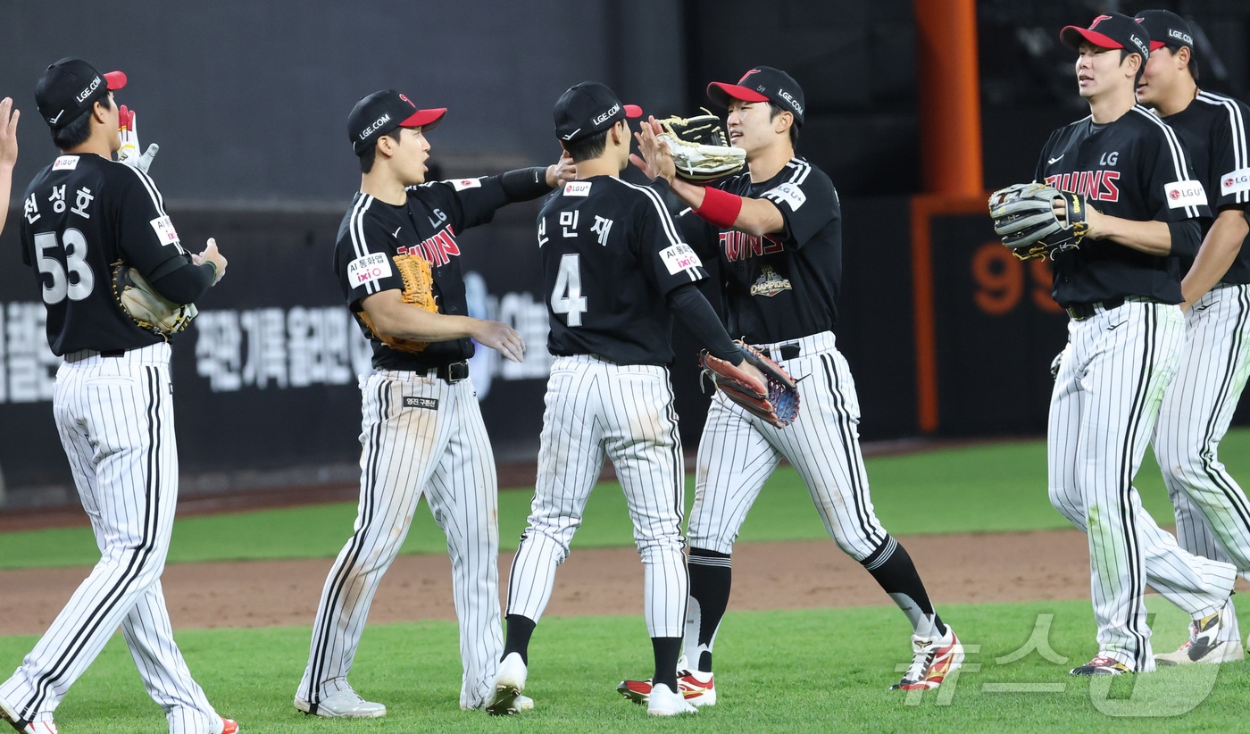 (대전=뉴스1) 김기남 기자 = 8일 대전 한화생명볼파크에서 열린 2026 신한 SOL KBO리그 LG 트윈스와 한화 이글스의 경기, 연장 11회초 박해민의 결승 안타로 9-8 승 …