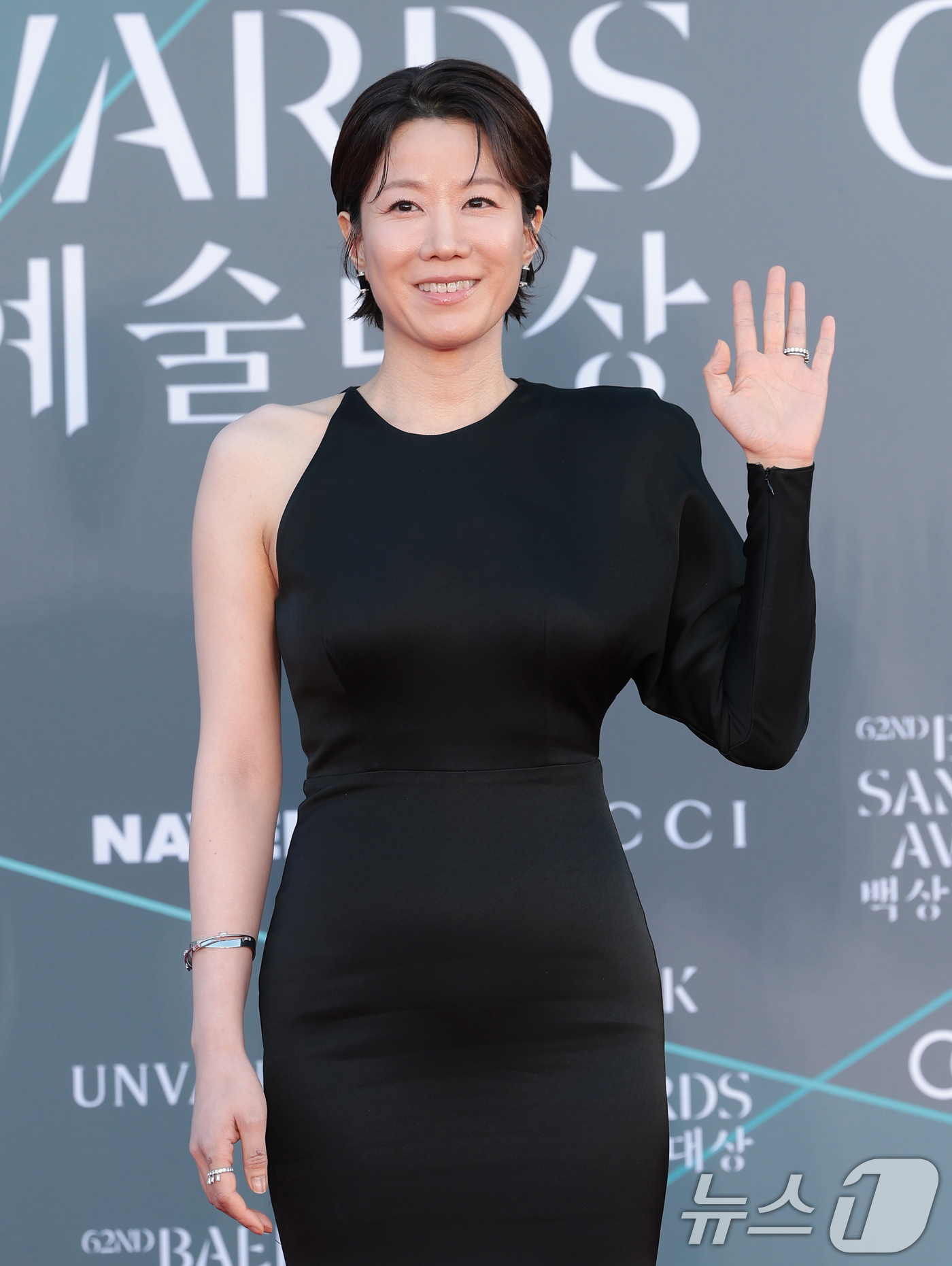 (서울=뉴스1) 권현진 기자 = 배우 전혜진이 8일 서울 강남구 코엑스에서 열린 ‘제62회 백상예술대상’ 레드카펫 행사에 참석해 포즈를 취하고 있다. 2026.5.8/뉴스1