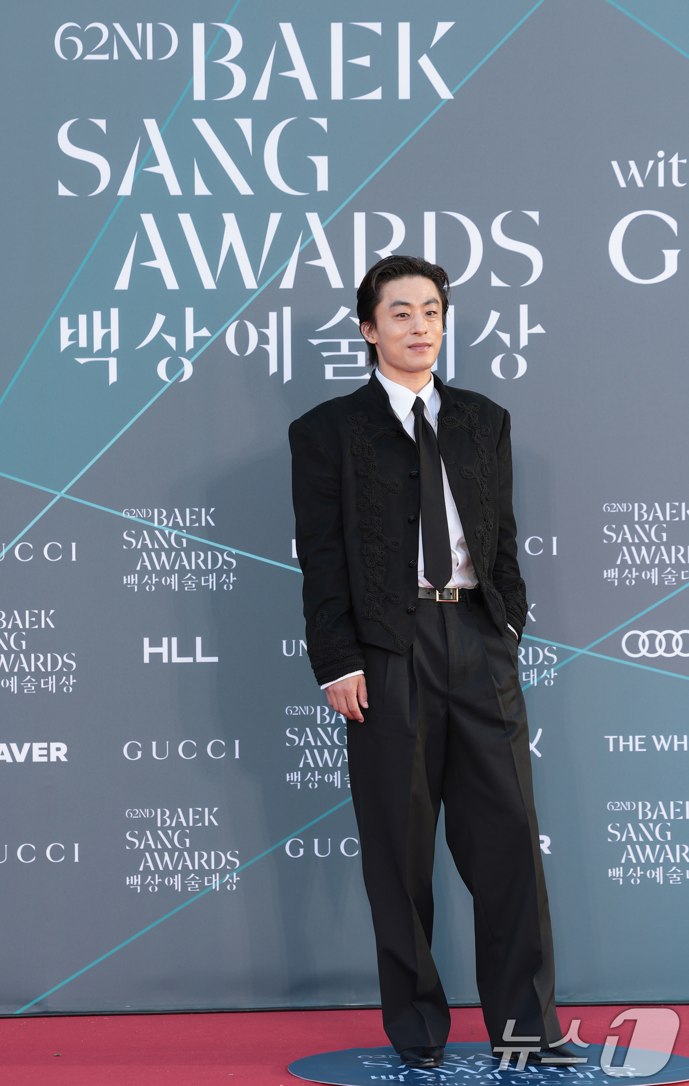 (서울=뉴스1) 권현진 기자 = 배우 구교환이 8일 서울 강남구 코엑스에서 열린 ‘제62회 백상예술대상’ 레드카펫 행사에 참석해 포즈를 취하고 있다. 2026.5.8/뉴스1