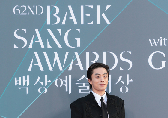 포즈 취하는 구교환
