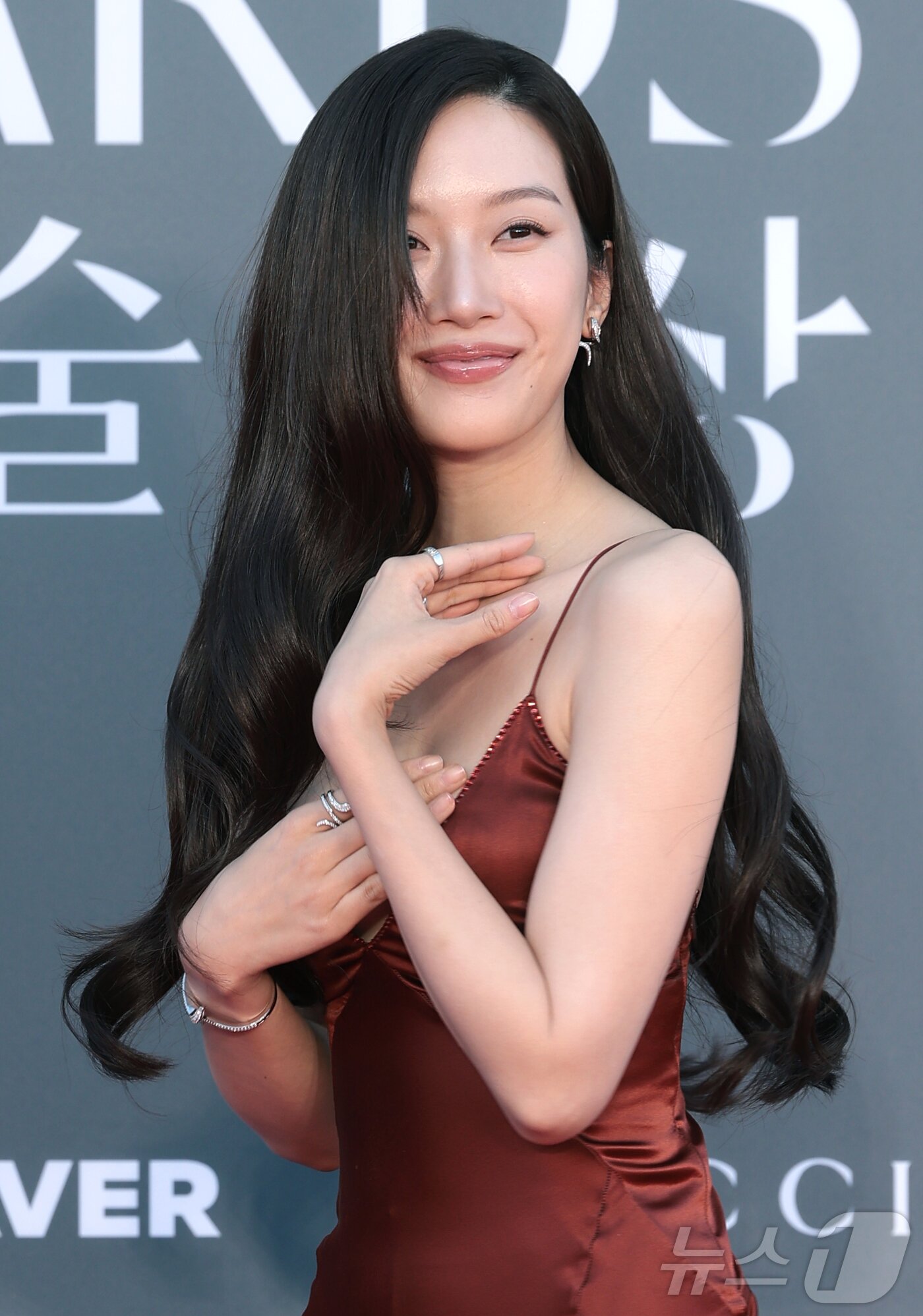 본문 이미지 - 배우 문가영이 8일 서울 강남구 코엑스에서 열린 ‘제62회 백상예술대상’ 레드카펫 행사에 참석해 포즈를 취하고 있다. ⓒ 뉴스1 권현진 기자