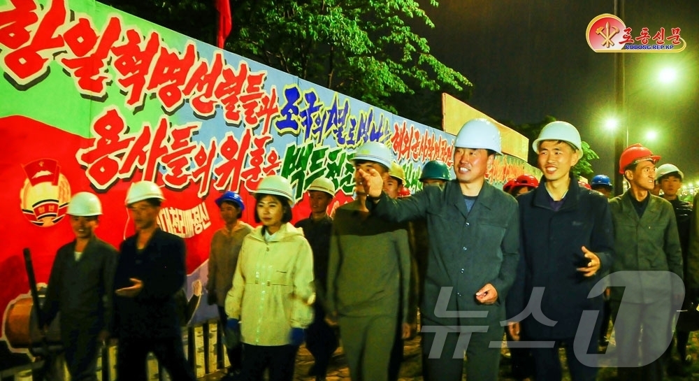 (평양 노동신문=뉴스1) = 북한 노동당 기관지 노동신문은 9일 많은 평양 시민들이 화성지구 5단계 건설을 물심양면으로 지원하고 있다고 전했다. [국내에서만 사용가능. 재배포 금지 …