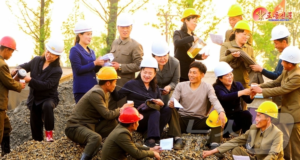 (평양 노동신문=뉴스1) = 북한 노동당 기관지 노동신문은 9일 많은 평양 시민들이 화성지구 5단계 건설을 물심양면으로 지원하고 있다고 전했다. [국내에서만 사용가능. 재배포 금지 …