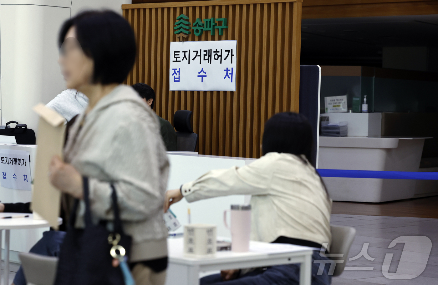 (서울=뉴스1) 박정호 기자 = 다주택자 양도소득세 중과 유예 종료 시한인 9일 오전 서울시 송파구 송파구청 1층에 마련된 다주택자 양도세 중과유예 관련 토지거래허가 접수처에서 부 …