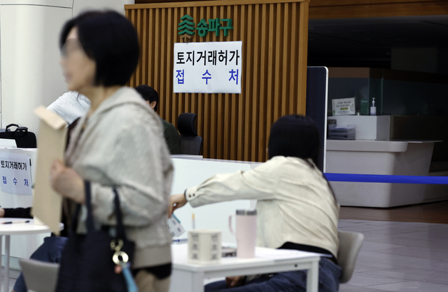 불 꺼진 구청, 토지거래허가 접수처 운영 위해 로비서 업무
