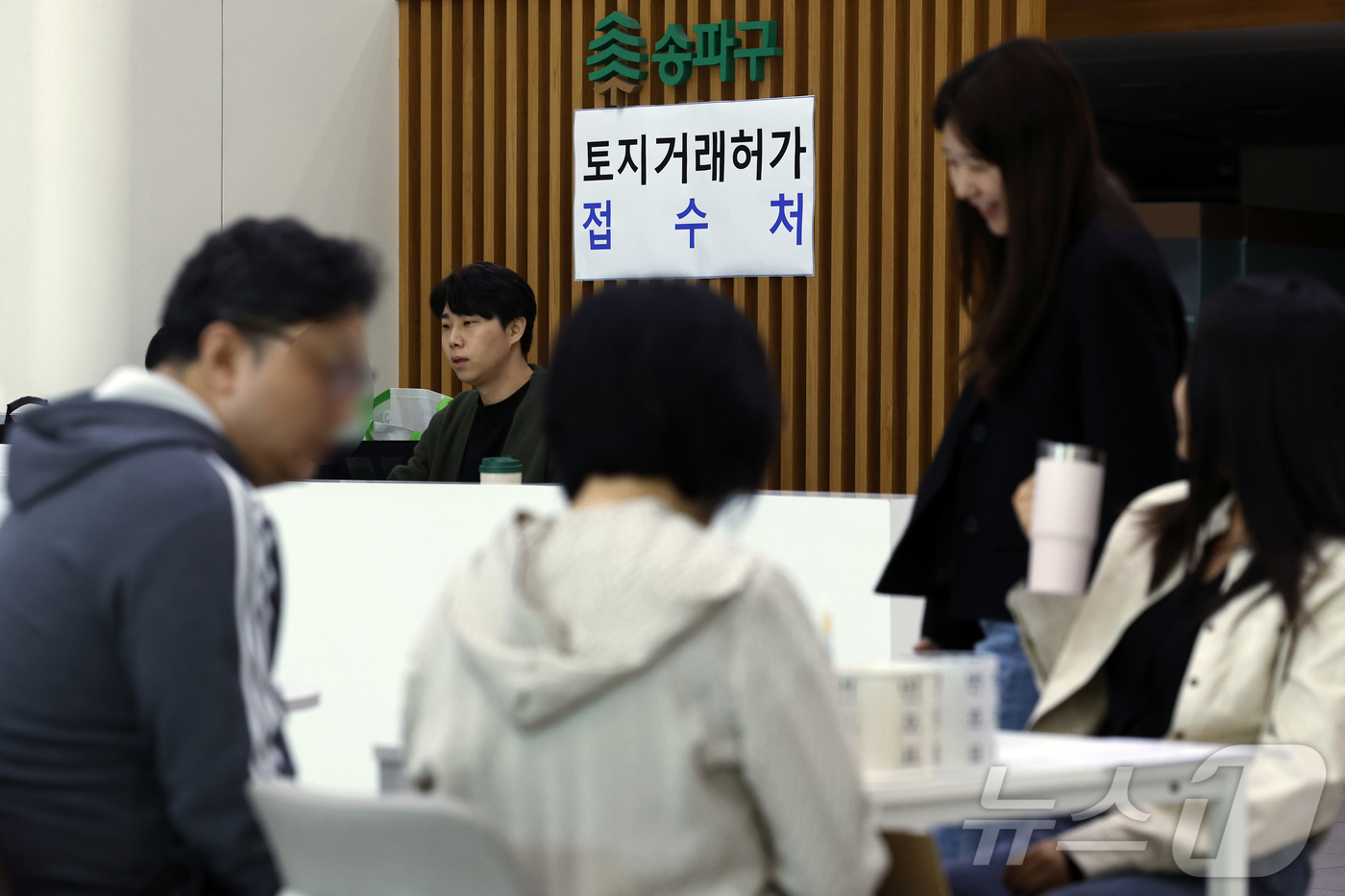 (서울=뉴스1) 박정호 기자 = 다주택자 양도소득세 중과 유예 종료 시한인 9일 오전 서울시 송파구 송파구청 1층에 마련된 다주택자 양도세 중과유예 관련 토지거래허가 접수처를 찾은 …