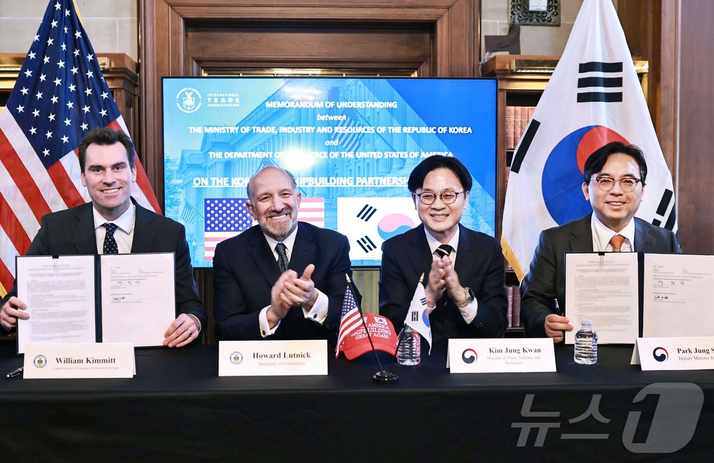 (서울=뉴스1) = 김정관 산업통상부 장관, 하워드 러트닉 미국 상무부 장관이 8일(현지시간) 미국 워싱턴 D.C. 상무부에서 열린 한-미 조선 파트너십 이니셔티브 양해각서(MOU …