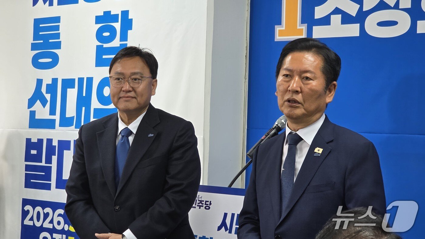 본문 이미지 -  정청래 민주당 대표(오른쪽)과 조상호 세종시장 후보. / 뉴스1