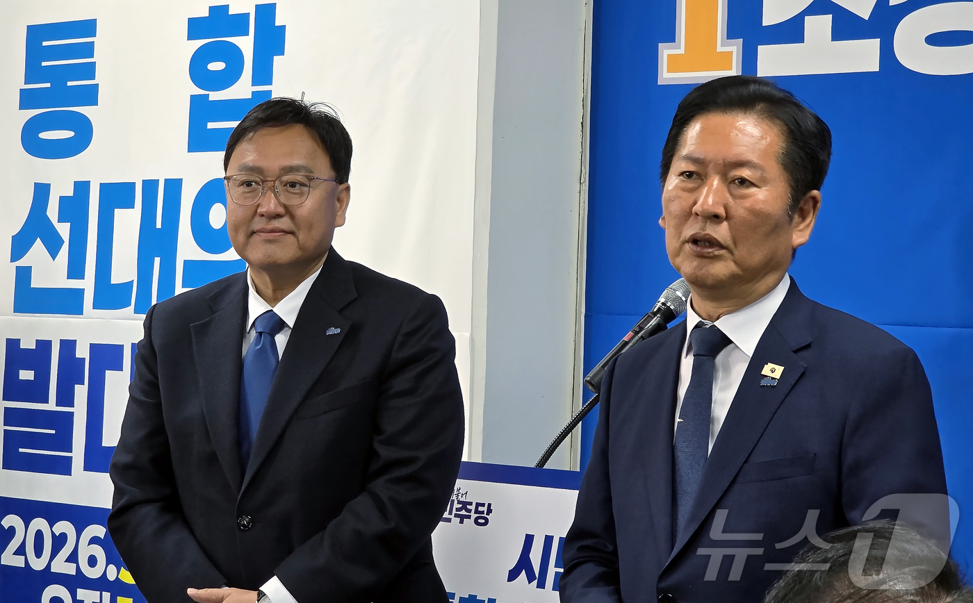 (세종=뉴스1) 장동열 기자 = 정청래 더불어민주당 대표가 9일 오전 세종시 나성동에서 열린 조상호 세종시장 후보의 선대위 발족식에 참석해 조 후보를 소개하고 있다.정 대표는 이날 …