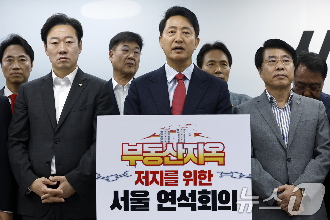 (서울=뉴스1) 박정호 기자 = 오세훈 국민의힘 서울시장 후보가 9일 오전 서울시 종로구 선거 캠프에서 부동산지옥 저지를 위한 서울 연석회의에서 모두 발언을 하고 있다.이날 연석회 …
