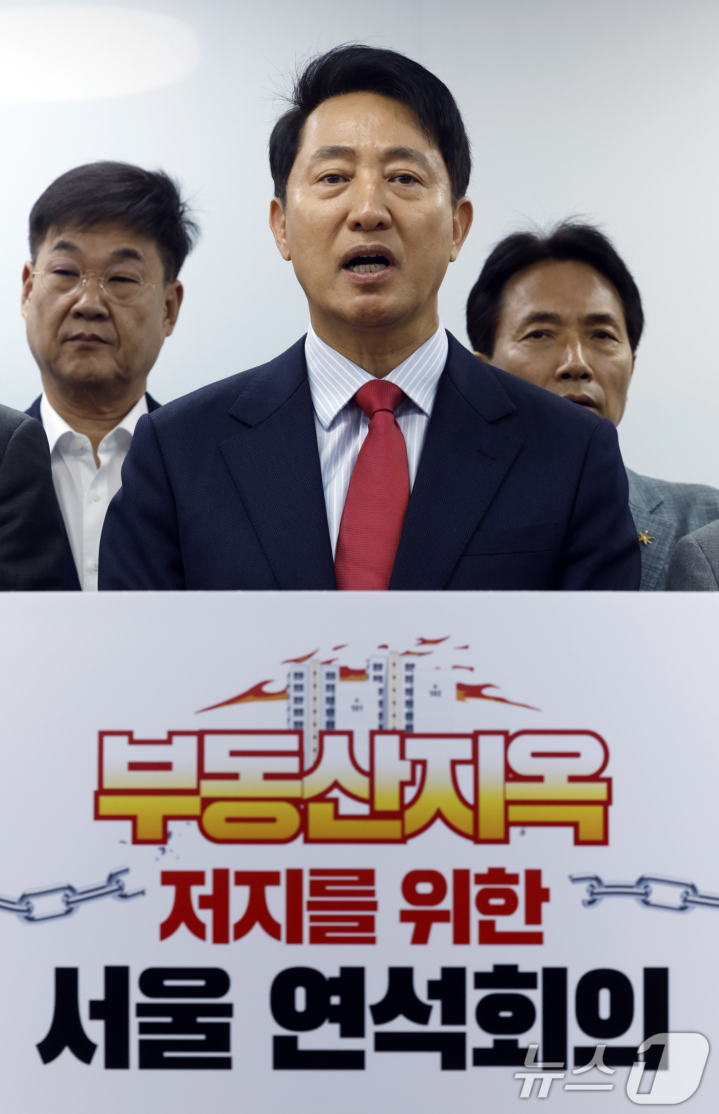 (서울=뉴스1) 박정호 기자 = 오세훈 국민의힘 서울시장 후보가 9일 오전 서울시 종로구 선거 캠프에서 부동산지옥 저지를 위한 서울 연석회의에서 모두 발언을 하고 있다.이날 연석회 …