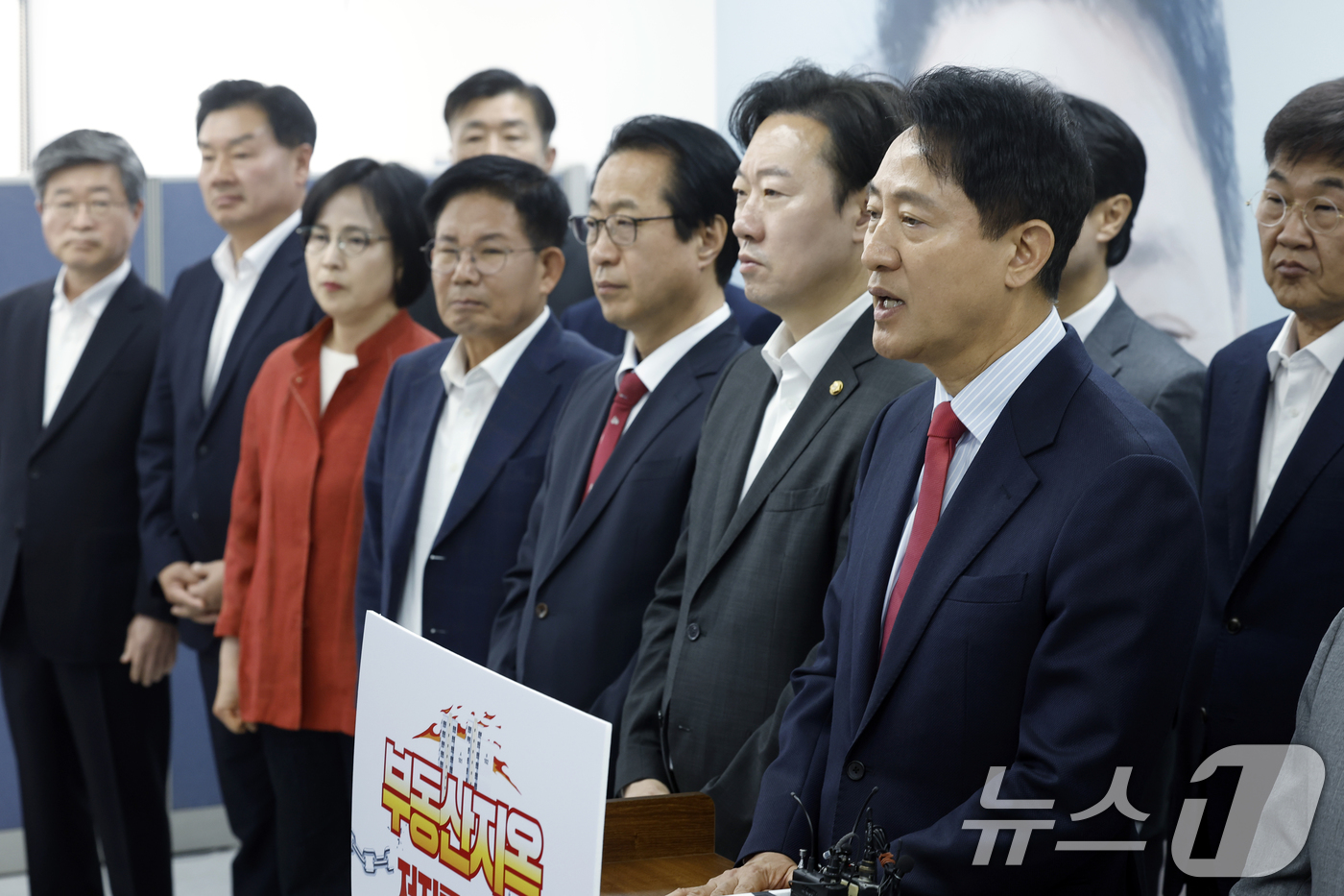 (서울=뉴스1) 박정호 기자 = 오세훈 국민의힘 서울시장 후보가 9일 오전 서울시 종로구 선거 캠프에서 부동산지옥 저지를 위한 서울 연석회의에서 취재진의 질문에 답하고 있다.이날 …