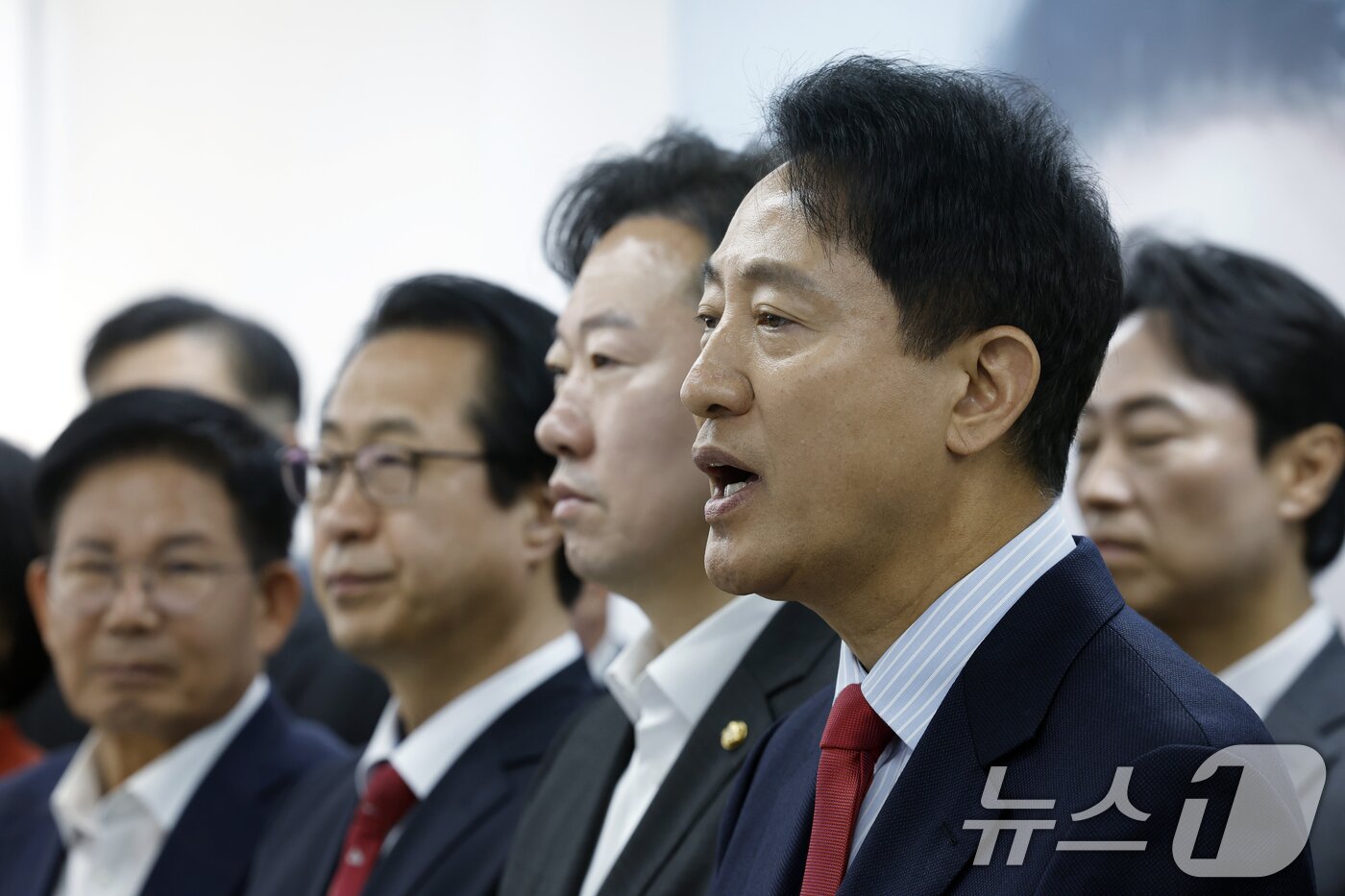 본문 이미지 - 오세훈 국민의힘 서울시장 후보가 9일 오전 서울시 종로구 선거 캠프에서 부동산지옥 저지를 위한 서울 연석회의에서 취재진의 질문에 답하고 있다. 이날 연석회의에는 오 후보와 서울 25개 자치구 국민의힘 구청장 후보 중 21명이 참석했다. 2026.5.9 ⓒ 뉴스1 박정호 기자