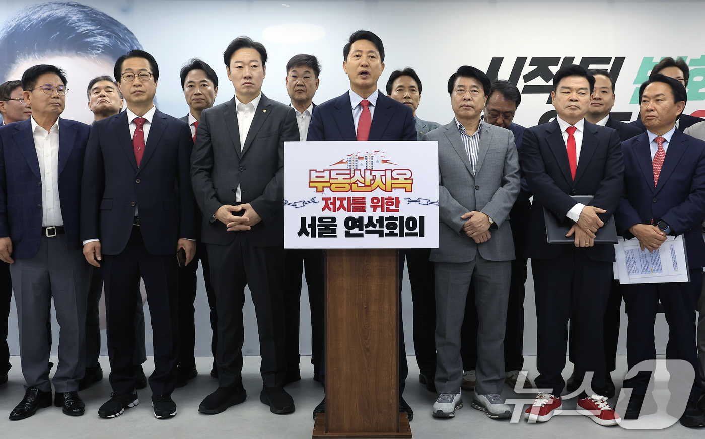 (서울=뉴스1) 박정호 기자 = 오세훈 국민의힘 서울시장 후보가 9일 오전 서울시 종로구 선거 캠프에서 부동산지옥 저지를 위한 서울 연석회의에서 모두 발언을 하고 있다.이날 연석회 …