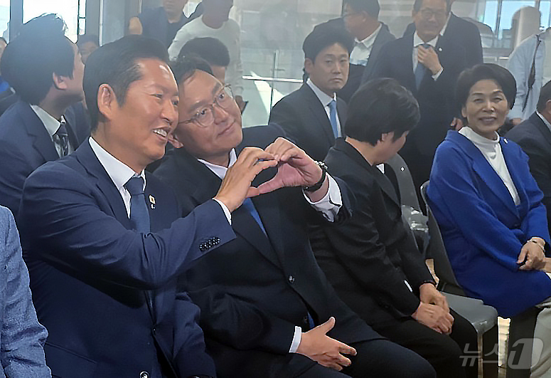 (세종=뉴스1) 장동열 기자 = 정청래 더불어민주당 대표(왼쪽)와 조상호 세종시장 후보가 9일 오전 세종시 나성동에서 열린 조 후보의 선대위 발족식에 참석해 손하트를 만들고 있다. …
