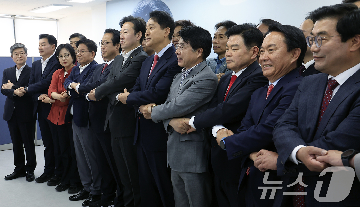 (서울=뉴스1) 박정호 기자 = 오세훈 국민의힘 서울시장 후보가 9일 오전 서울시 종로구 선거 캠프에서 부동산지옥 저지를 위한 서울 연석회의에서 참석 구청장 후보들과 손을 맞잡고 …