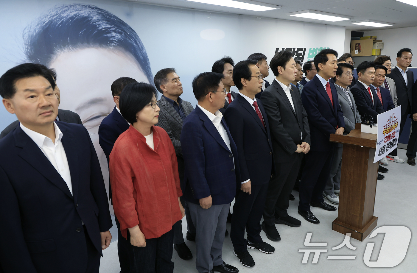 (서울=뉴스1) 박정호 기자 = 오세훈 국민의힘 서울시장 후보가 9일 오전 서울시 종로구 선거 캠프에서 부동산지옥 저지를 위한 서울 연석회의에서 모두 발언을 하고 있다.이날 연석회 …