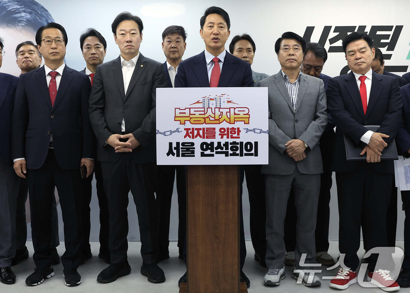 (서울=뉴스1) 박정호 기자 = 오세훈 국민의힘 서울시장 후보가 9일 오전 서울시 종로구 선거 캠프에서 부동산지옥 저지를 위한 서울 연석회의에서 모두 발언을 하고 있다.이날 연석회 …
