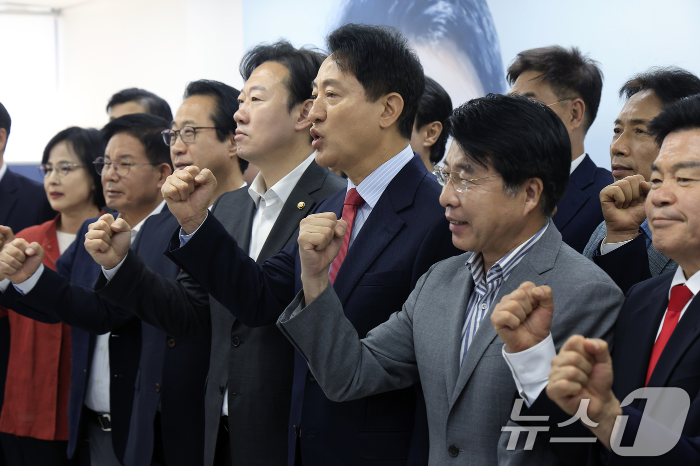 (서울=뉴스1) 박정호 기자 = 오세훈 국민의힘 서울시장 후보가 9일 오전 서울시 종로구 선거 캠프에서 부동산지옥 저지를 위한 서울 연석회의에서 참석 구청장 후보들과 함께 '막아내 …