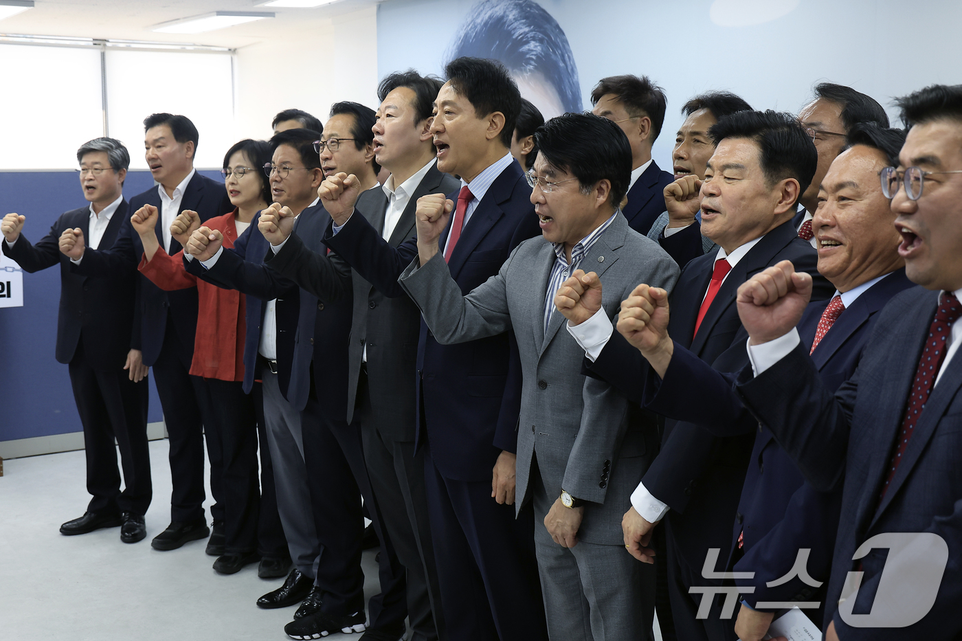 (서울=뉴스1) 박정호 기자 = 오세훈 국민의힘 서울시장 후보가 9일 오전 서울시 종로구 선거 캠프에서 부동산지옥 저지를 위한 서울 연석회의에서 참석 구청장 후보들과 함께 '막아내 …