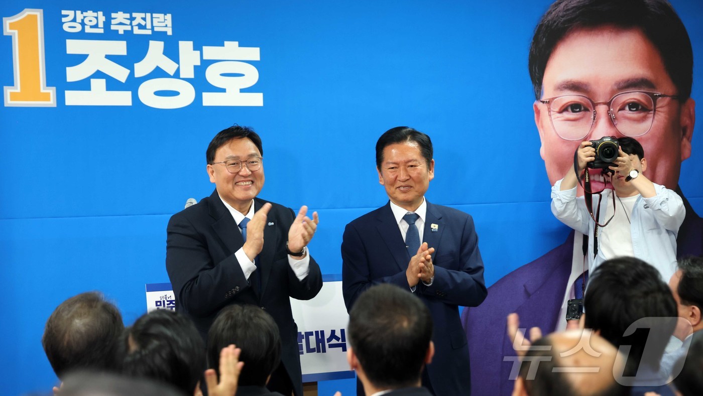 (세종=뉴스1) 장동열 기자 = 정청래 더불어민주당 대표(오른쪽)와 조상호 세종시장 후보가 9일 오전 세종시 나성동에서 열린 조 후보의 선대위 발족식에서 인사하고 있다.정 대표는 …