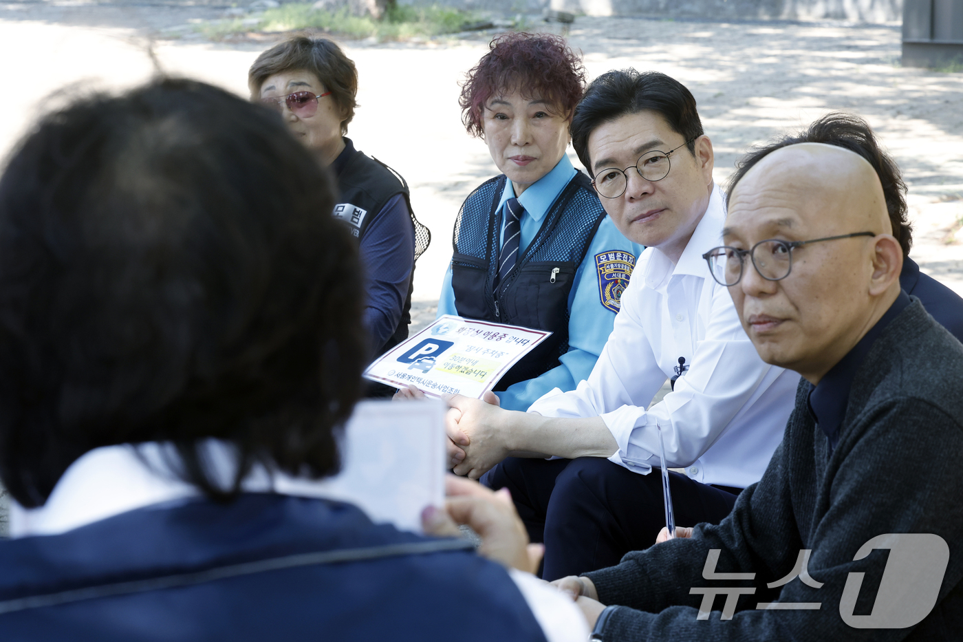 (서울=뉴스1) 박정호 기자 = 정원오 더불어민주당 서울시장 후보가 9일 오후 서울 영등포구 여의도공원에서 진행된 '찾아가는 서울 인(人)터뷰 4탄 택시운수종사자편'에서 참석자들과 …